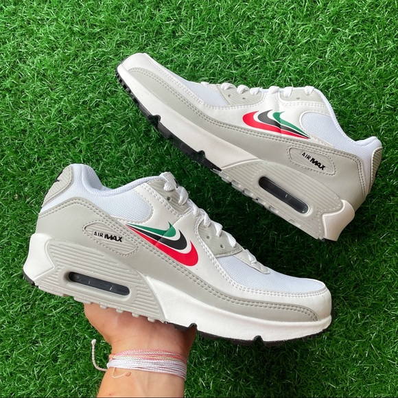 Nike Shoes - Nike Air Max 90